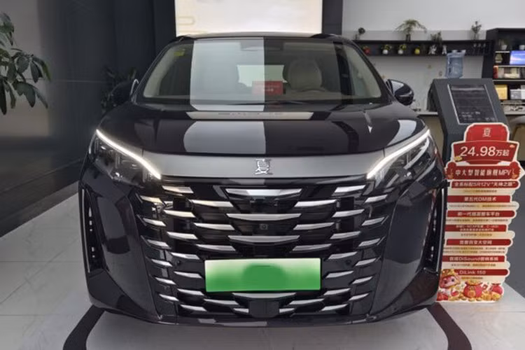 Theo đó, xe được trang bị lưới tản nhiệt cỡ lớn với các nan mạ crôm nằm dọc hoặc ngang. Bên cạnh đó là mâm hợp kim đa chấu, tay nắm cửa truyền thống và thiết kế đèn hậu nằm vắt ngang đuôi xe. Cửa cốp sau được gắn chữ “M9” ở bên phải và tem chữ nổi “BYD” dưới đèn hậu.