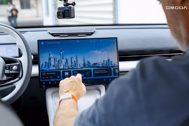 Omoda cũng nhấn mạnh đến khả năng an toàn của mẫu xe này, với hệ thống pin có khả năng chống nước, chống va đập, và giám sát nhiệt độ theo thời gian thực, giúp bảo vệ trong các tình huống vận hành phức tạp.