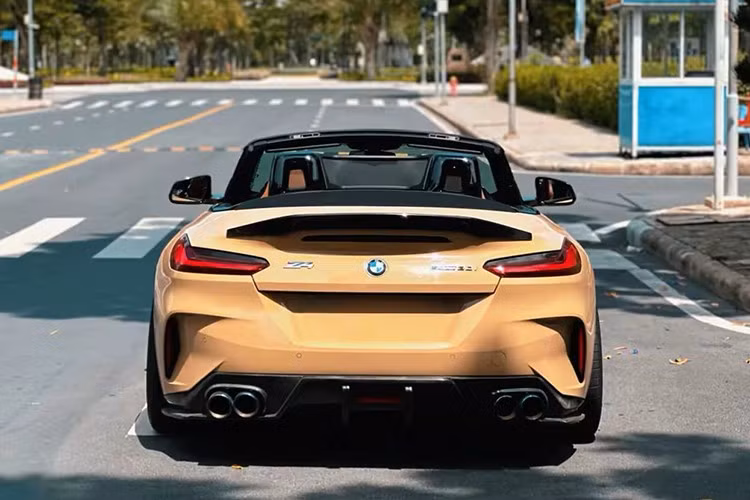 Chiếc xe thể thao mui trần BMW Z4 thế hệ thứ 6 được phân phối chính hãng chỉ có bản sDrive30i Msport nên xe được trang bị khối động cơ 2.0 lít, sản sinh công suất tối đa 255 mã lực và mô-men xoắn cực đại 400 Nm.