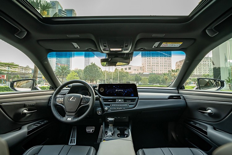 Lexus ES là mẫu sedan hạng sang sở hữu thiết kế sang trọng và lịch sự. Xe được trang bị lưới tản nhiệt hình con suốt đặc trưng của thương hiệu Lexus với các nan hình chữ "L", đèn pha LED với 3 đèn projector và công nghệ tự động thích ứng Blade Scan AHS cùng mâm hợp kim 18 inch.