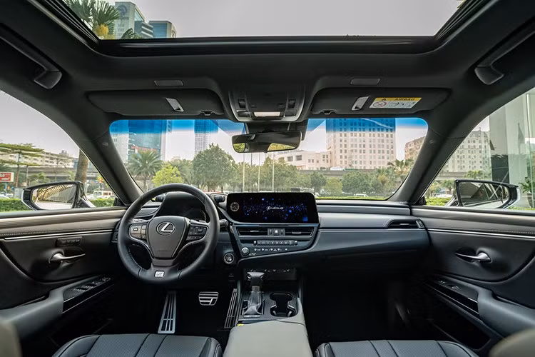 Lexus ES là mẫu sedan hạng sang sở hữu thiết kế sang trọng và lịch sự. Xe được trang bị lưới tản nhiệt hình con suốt đặc trưng của thương hiệu Lexus với các nan hình chữ "L", đèn pha LED với 3 đèn projector và công nghệ tự động thích ứng Blade Scan AHS cùng mâm hợp kim 18 inch.