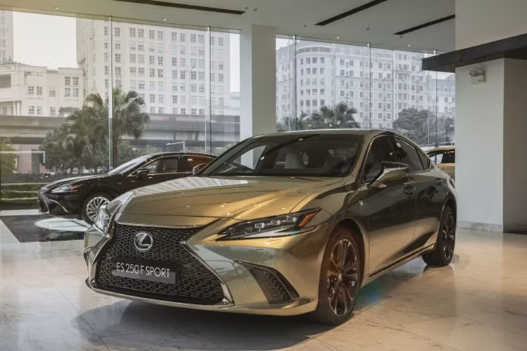 Thứ hai là hệ truyền động hybrid, bao gồm máy xăng 2.5L, đi kèm mô-tơ điện và hộp số tự động vô cấp, tạo ra tổng công suất 214 mã lực cùng mô-men xoắn cực đại 221 Nm.