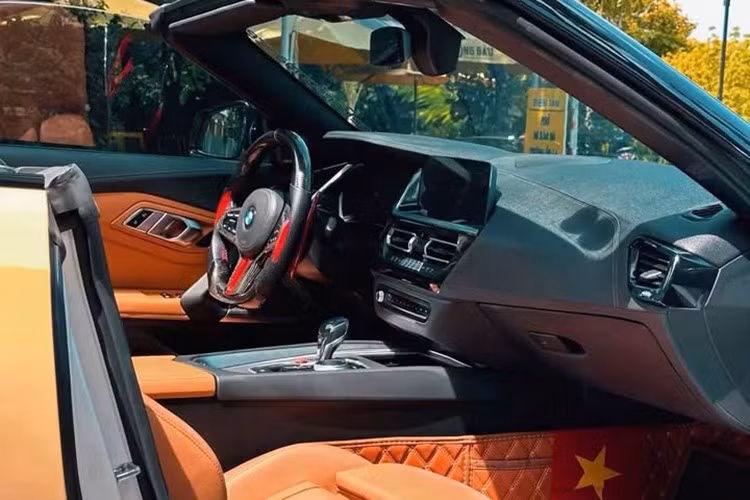 Đừng lo cho việc hạ mui sẽ ảnh hưởng khoang hành lý đang chất đầy đồ, hãng xe BMW đã thiết kế ra nơi chứa mui cho Z4 mà không làm ảnh hưởng đến khoang hành lý có thể tích 265 lít.