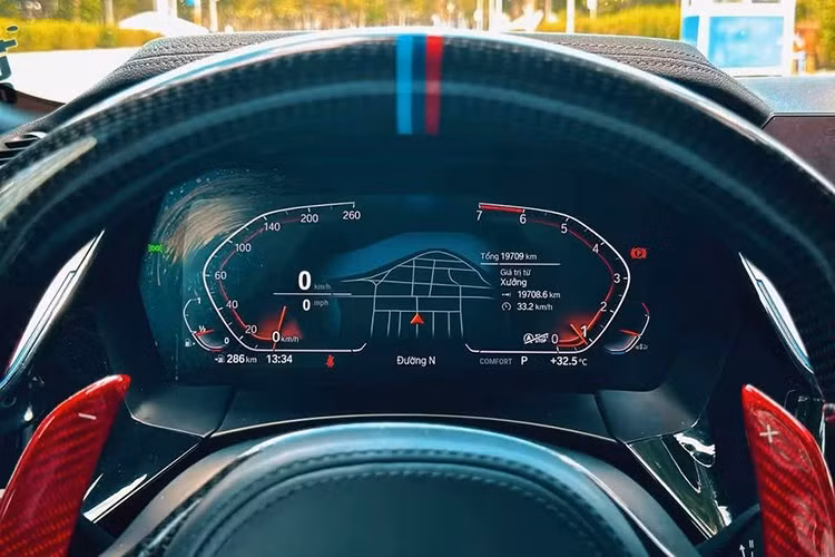 Nếu cảm thấy không khí quá nóng, người lái chỉ cần nhất nút, chiếc mui mềm chỉ mất thời gian hơn 10 giây để xếp mui lên và nếu đang lăn bánh trên đường phố hay di chuyển 1 con đường ven biển mà muốn mở mui thưởng thức cảnh đẹp, chiếc mui xếp mềm cũng chỉ tốn 10 giây để hạ mui nhưng tài xế cần chú ý tốc độ của xe dưới 50 km/h.