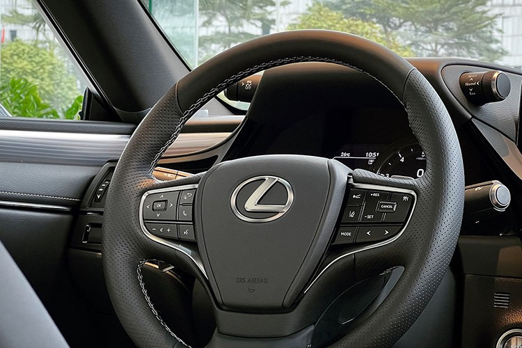 Bên trong xe, mẫu sedan này có những trang bị nổi bật như ghế da Semi-Aniline cao cấp, ghế lái chỉnh điện 10 hướng, màn hình thông tin giải trí 12,3 inch, hệ thống âm thanh 17 loa Mark Levinson hay điều hòa tự động 3 vùng,…