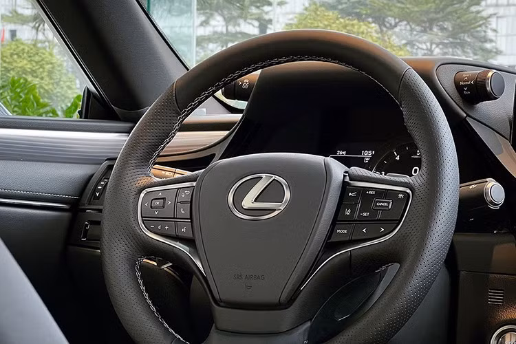 Bên trong xe, mẫu sedan này có những trang bị nổi bật như ghế da Semi-Aniline cao cấp, ghế lái chỉnh điện 10 hướng, màn hình thông tin giải trí 12,3 inch, hệ thống âm thanh 17 loa Mark Levinson hay điều hòa tự động 3 vùng,…