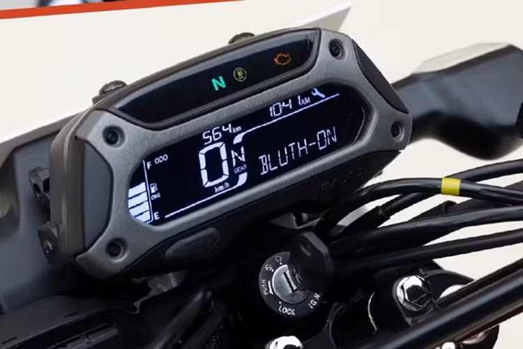 Biến thể cao cấp nhất của xe được trang bị bảng đồng hồ LCD âm tích hợp Bluetooth, trong khi các biến thể thấp hơn chỉ có cụm LCD cơ bản.