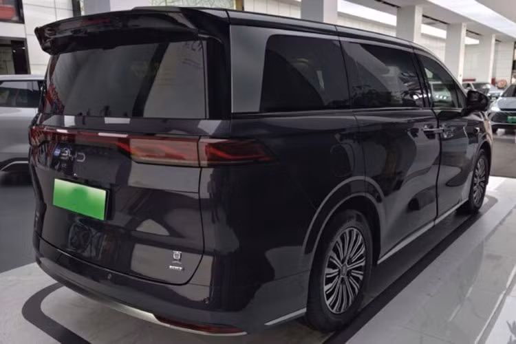 Mẫu xe MPV BYD M9 thực chất là phiên bản xuất khẩu của mẫu xe Xia hiện đang bán tại thị trường Trung Quốc. Thị trường quốc tế đầu tiên đón nhận mẫu xe này là Mexico. Xe đã chính thức được giới thiệu ở thị trường Mexico vào ngày 25/6/2025 vừa qua.