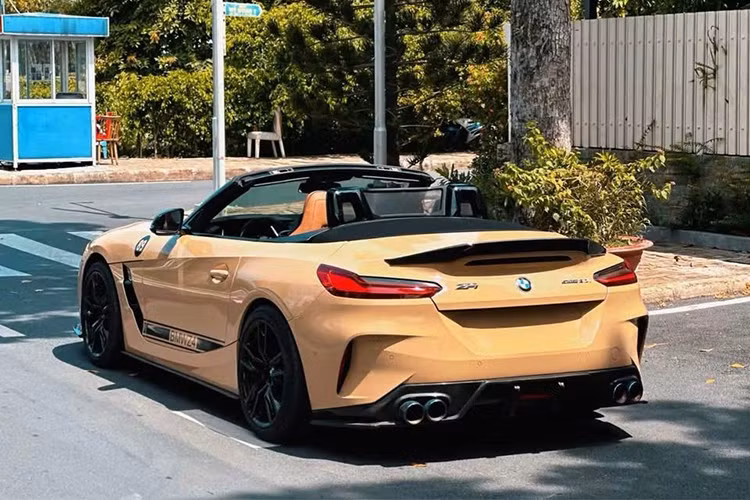 Tuy nhiên, phiên bản này lại quay trở về sử dụng kiểu mui xếp mềm, khiến cho ngoại hình xe bớt thú vị hơn so với mui xếp cứng. Tại Việt Nam, số lượng xe BMW Z4 thế hệ mới có hơn chục xe, điều này 1 phần đến từ mức giá bán chính hãng hơn 3,5 tỷ đồng khá dễ tiếp cận.