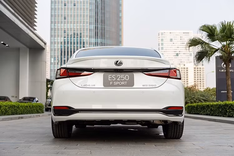 Tương tự như vậy, Lexus ES 250 F Sport cũng được giảm 260 triệu đồng, xuống còn 2,45 tỷ đồng. Riêng Lexus ES 300h cao cấp nhất sẽ vẫn giữ nguyên mức giá bán 3,14 tỷ đồng.