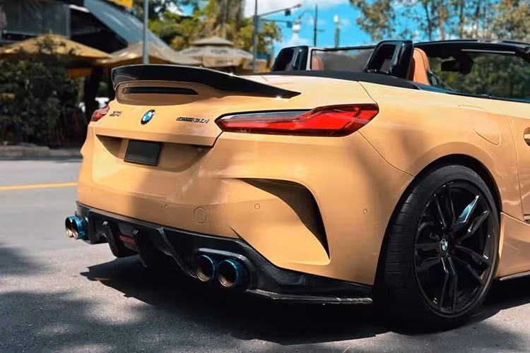 Chẳng hạn cản va trước được tích hợp thêm cánh lướt gió cỡ lớn bằng carbon, mặt ca lăng cũng được thay mới. Bên sườn xe không có nhiều sự thay đổi, vẫn là bộ mâm 5 chấu kép nguyên bản, nhưng thêm nẹp sườn, cùng các tấm ốp carbon. Đằng sau xe xuất hiện cánh gió đuôi cố định bằng carbon, hệ thống ống xả on/off, tùy chỉnh việc pô độ được bật sẵn hay tắt.