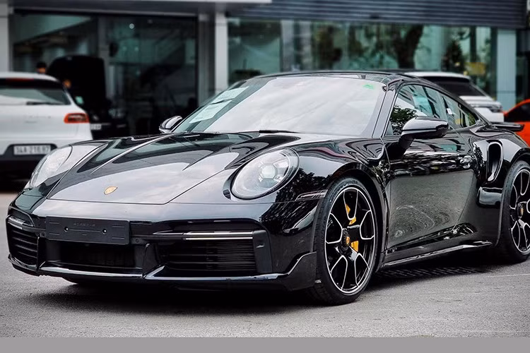 Porsche 911 Carrera S có giá khoảng 7,6 tỷ đồng tại Việt Nam. Với động cơ tăng áp kép 3.0L, công suất 450 mã lực, mẫu xe có thể tăng tốc 0–100 km/h chỉ trong 3,7 giây, tốc độ tối đa lên tới 308 km/h.