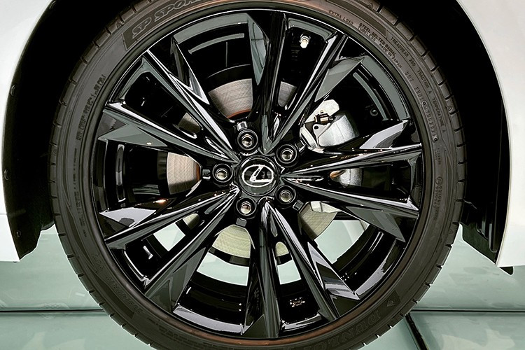 Trong đó, có 3 dòng ô tô tại Việt Nam được giảm thuế, bao gồm: Xe chở người có khoang chở hành lý chung và ô tô thể thao từ 2.000-2.500cc; Ô tô kiểu sedan từ 2.000-2.500cc; Dòng ôtô khác thuộc loại bốn bánh chủ động. Mức thuế MFN đối với 3 dòng ôtô này được giảm xuống chỉ còn từ 32%-50% theo quy định mới. Trong khi đó, mức thuế MFN cũ là từ 45%-64%.