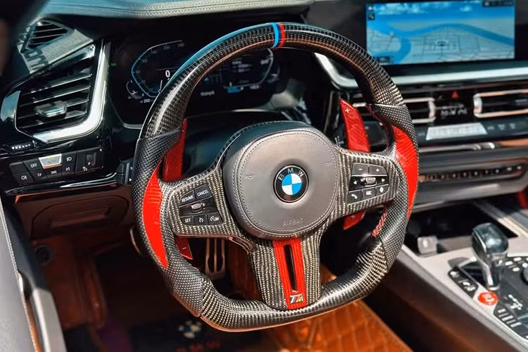 Mở mui mềm của xe BMW Z4 độ lạ mắt sẽ thấy nội thất xe được bọc da đen cam cùng với đó là hàng loạt chi tiết nhựa và nhôm. Xe có trang bị màn hình đa thông tin dạng kỹ thuật số có kích thước 10,25 inch, hệ thống âm thanh 12 loa Harman Kardon.