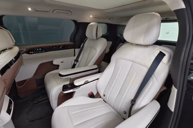 Giống các mẫu xe mới nhất của BYD, M9 cũng được trang bị cực kỳ đầy đủ với ghế bọc da, màn hình thông tin giải trí 15,6 inch xoay 90 độ, chức năng hát karaoke, vô lăng bọc da nhân tạo đa chức năng, bảng đồng hồ kỹ thuật số, 2 ghế thương gia ở hàng ghế thứ hai và hơn 34 ngăn gian chứa đồ.