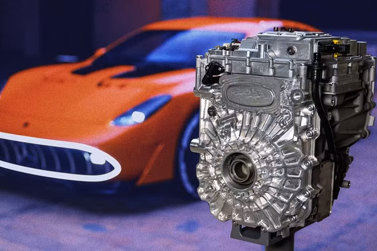 Điểm đáng chú ý nữa là hệ thống pin làm mát trực tiếp với cấu trúc cell hình trụ – công nghệ độc quyền được giấu kín nhà cung cấp, giúp kiểm soát nhiệt tốt hơn và duy trì hiệu suất cao ngay cả trong điều kiện vận hành khắc nghiệt như trên đường đua.