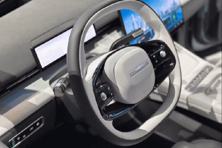 Khoang nội thất của Omoda C7 trang bị màn hình trung tâm 15,6 inch, hỗ trợ điều khiển giọng nói, sạc không dây công suất 50W, và hệ thống âm thanh 8 loa. Các chi tiết trang trí mang phong cách hiện đại, kết hợp đèn viền nội thất tạo không gian công nghệ, phù hợp với nhóm người dùng trẻ tuổi.