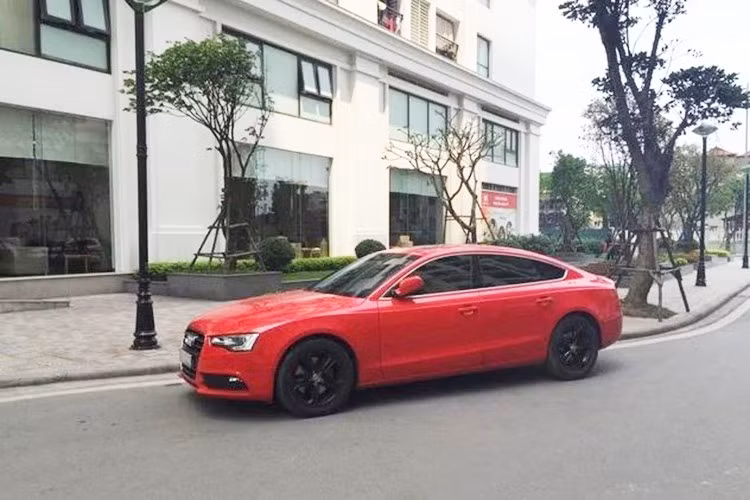 Chiếc xe không chỉ xuất hiện nhiều lần trong các clip TikTok mà còn gắn liền với hình ảnh thường nhật của cô như đưa con đi học, dạo phố hay mua sắm. Đây cũng được xem là bước khởi đầu cho hình tượng "mẹ bỉm sữa sang chảnh" mà cô theo đuổi.