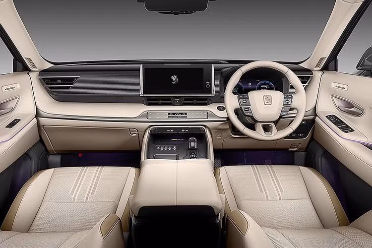 Toyota Century SUV vốn được thiết kế như một mẫu xe dành cho người có tài xế riêng nên không gian phía sau được chăm chút kỹ lưỡng. Những trang bị nổi bật tại đây gồm bậc bước chân chỉnh điện, cửa sau mở rộng, tay nắm hỗ trợ ra/vào xe, đèn viền nội thất, bàn gấp, bề mặt kháng khuẩn và móc treo áo. Thậm chí, xe còn có chỗ để đựng muỗng xỏ giày.