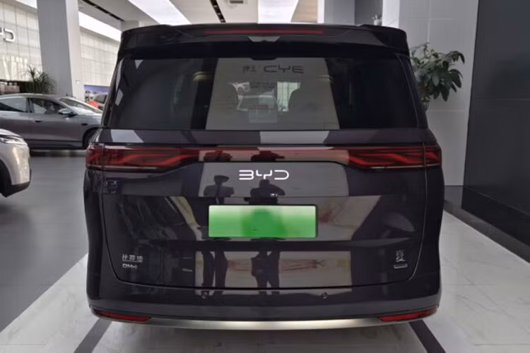 Tại thị trường Mexico, mẫu MPV cỡ lớn này sở hữu những trang bị như hệ thống đèn LED từ trước ra sau, cửa lùa chỉnh điện bên sườn, cửa cốp đóng/mở chỉnh điện và mâm hợp kim 18 inch. Khoang hành lý của xe có thể tích tiêu chuẩn 570 lít, tăng lên 2.036 lít nếu gập hai hàng ghế sau.