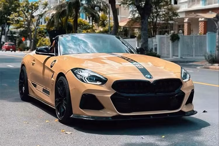 Động cơ này cho phép chiếc xe thể thao mui trần này có thời gian tăng tốc từ vị trí xuất phát lên 100 km/h chỉ trong 5,4 giây trước khi đạt tốc độ tối đa 250 km/h. Mức giá xe BMW Z4 sDrive30i Msport trong bài viết này đang được chủ nhân tại TP.HCM rao bán khoảng 2,3 tỷ đồng.