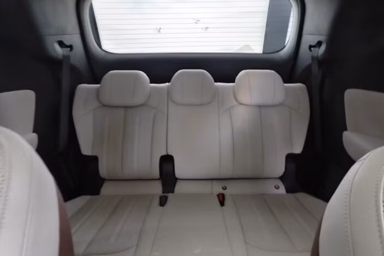 Hệ thống Cabin thông minh 3D của BYD cho phép kết nối Apple CarPlay/Android Auto, chia đôi màn hình để dùng nhiều ứng dụng cùng lúc, mô hình 3D để điều khiển các tính năng trong xe, kết nối từ xa qua điện thoại thông minh và trợ lý điều khiển giọng nói “Hi BYD” hỗ trợ cả hai hàng ghế trước.