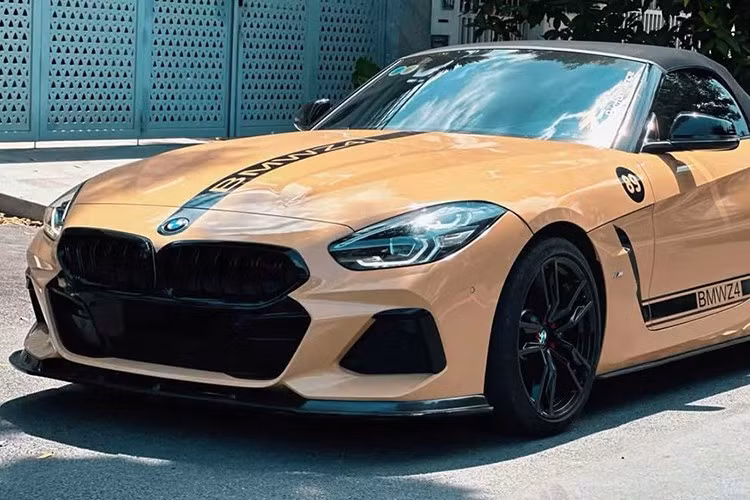 Nhưng hiện tại, nếu bạn chọn mua xe cũ sẽ tiết kiệm hơn 1 tỷ đồng, cụ thể, chỉ từ 2,3 tỷ đồng đã có xe di chuyển và chiếc xe trong bài viết này là một ví dụ. Xe sở hữu ngoại thất màu cà phê sữa rất lạ, chiếc xe thể thao BMW Z4 trong bài viết này còn được trang bị thêm các đồ chơi độ, mang đến diện mạo bắt mắt hơn so với xe nguyên bản.