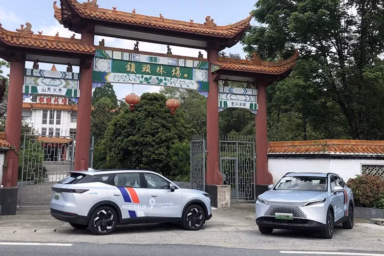 Trước C7, thương hiệu Omoda &amp; Jaecoo đã phân phối hai mẫu xe gồm Omoda C5 và Jaecoo J7 tại thị trường Việt Nam. Việc ra mắt Omoda C7, nhất là bản hybrid cắm sạc cho thấy chiến lược mở rộng dải sản phẩm, đồng thời đón đầu xu hướng điện hóa trong phân khúc xe đô thị tại Việt Nam.