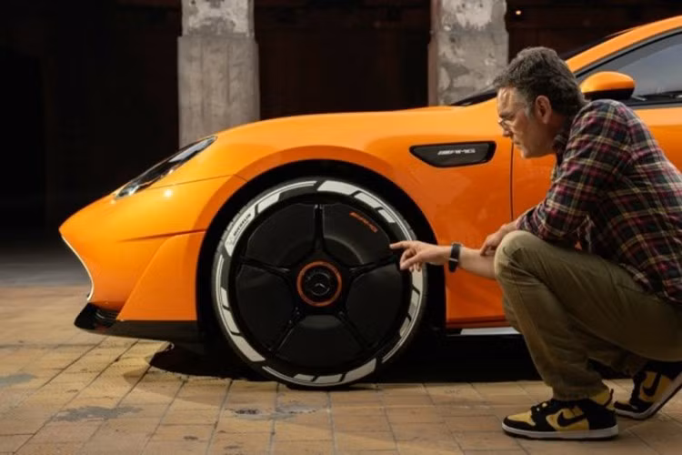 Cỗ máy điện mang đến sức mạnh 1.340 mã lực, vượt qua Lucid Air Sapphire (1.234 mã lực) và chỉ kém Xiaomi SU7 Ultra (1.548 mã lực). Xe đạt tốc độ tối đa lên tới 360 km/h, cho thấy rõ tham vọng của AMG không chỉ là tạo ra một chiếc xe điện, mà là một “siêu thú” đường phố.