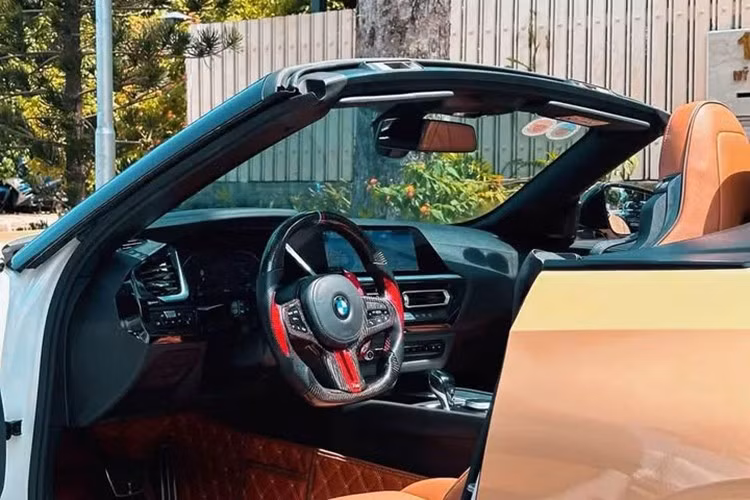 BMW Z4 thế hệ thứ 6 đã quay trở lại sử dụng mui mềm sau gần 1 thập kỷ xài phiên bản mui xếp cứng trên dòng xe BMW Z4 mang mã E89, sản xuất từ 2008 đến 2016 và thuộc thế hệ thứ 5, rất được các đại gia Việt săn đón. So với thế hệ cũ, BMW Z4 thế hệ thứ 6 với điểm nhấn là đèn pha LED và đèn hậu thiết kế lại.