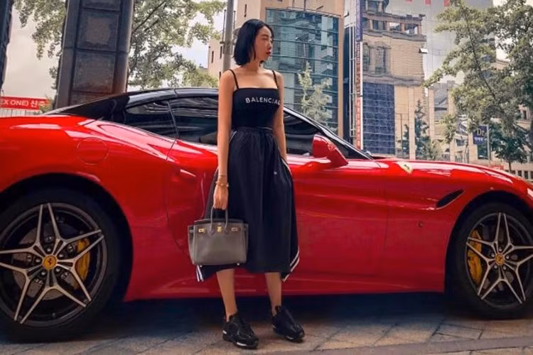 Đỉnh điểm gây bất ngờ với công chúng là khi Cún Bông đăng tải loạt ảnh bên chiếc Ferrari California T màu đỏ rực – mẫu siêu xe có giá trị không dưới 15 tỷ đồng khi về Việt Nam theo diện tư nhân. Với động cơ V8 tăng áp kép 3.9L, công suất 552 mã lực, xe có khả năng tăng tốc 0–100 km/h trong 3,6 giây.