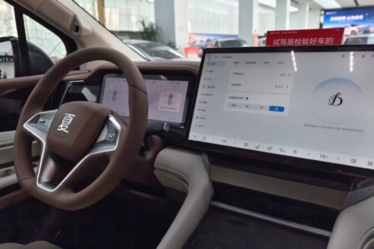 Bên trong xe, M9 được áp dụng ngôn ngữ thiết kế nội thất Dynasty mới nhất của BYD, lấy cảm hứng từ kiến trúc “Tứ Thủy Quy Đường” truyền thống của Trung Quốc. Nội thất được bố trí theo phong cách mặt táp-lô bao quanh người ngồi với những cách phối màu như nâu - be hoặc xám xanh - be.