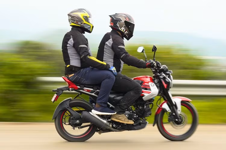 Xe được trang bị bình CNG dung tích 2 kg, cùng bình xăng phụ 2 lít, mang lại tổng quãng đường hoạt động lên tới 330 km. Đây là giải pháp thay thế xăng và dầu cho xe máy, hướng tới quá trình thích ứng xe điện EV.