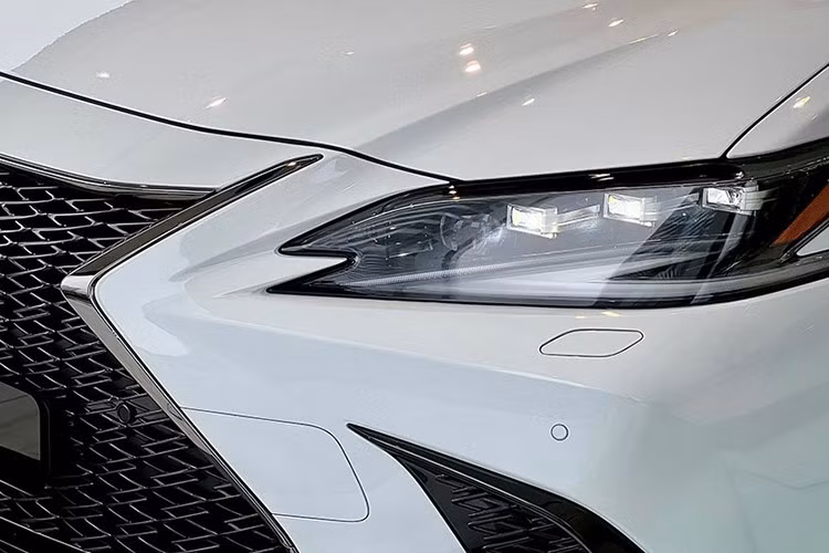 theo nhân viên tư vấn bán hàng tại đại lý cho biết lý do khiến Lexus ES 250 và ES 250 F Sport được giảm giá niêm yết là do quy định mới liên quan tới nhập khẩu ô tô. Cụ thể hơn, vào ngày 31/3, Chính phủ đã ban hành Nghị định số 73/2025/NĐ-CP sửa đổi mức thuế suất MFN (thuế nhập khẩu ưu đãi những nước trong Tổ chức Thương mại Thế giới WTO) với một số mặt hàng.