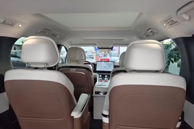 "Trái tim" của BYD M9 là hệ truyền động hybrid sạc điện (PHEV) có tên DM-i với máy xăng 4 xi-lanh, tăng áp, dung tích 1.5L, tạo ra công suất tối đa 115 mã lực. Động cơ kết hợp với mô-tơ điện mạnh 268 mã lực. Hệ truyền động này tạo ra tổng công suất gần 400 mã lực và mô-men xoắn cực đại 474 Nm.