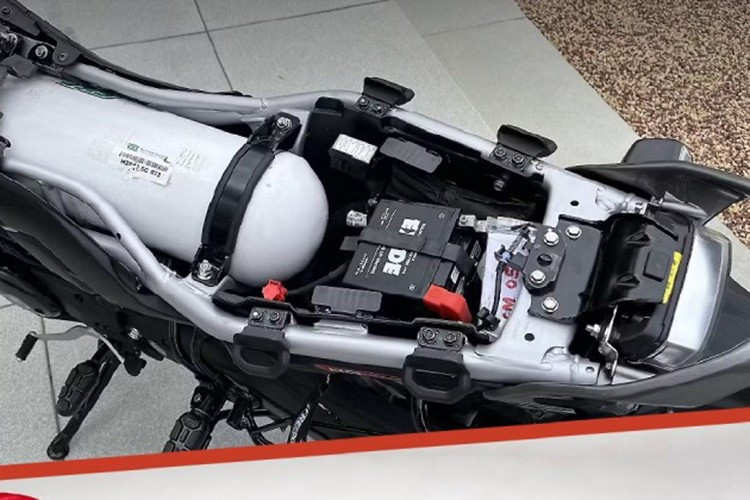 Riêng phiên bản cao cấp có phanh đĩa trước, còn hệ thống treo trên tất cả biến thể gồm phuộc ống lồng phía trước (có bảo vệ ống lót) và giảm xóc đơn phía sau.