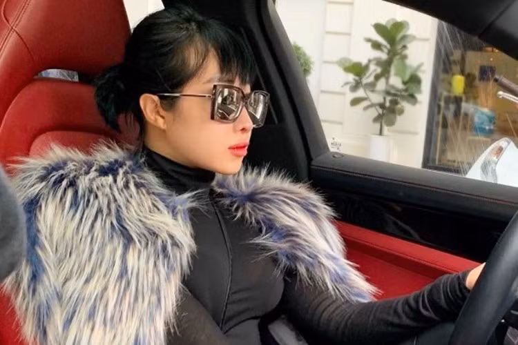 Giai đoạn 2022–2023, chồng của Cún Bông còn đăng tải hình ảnh chiếc Porsche 911 Carrera S màu đen, đây là dòng xe thể thao nổi bật của Porsche.