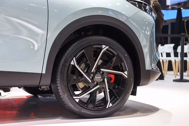 Omoda cho biết khi sạc đầy pin và đổ đầy xăng, xe có thể di chuyển quãng đường lên tới 1.250 km. Đáng chú ý, dù không sạc, mức tiêu hao nhiên liệu ước tính của bản hybrid chỉ khoảng 5,9 lít/100 km, nhờ công nghệ hybrid tối ưu tiêu hao động cơ.