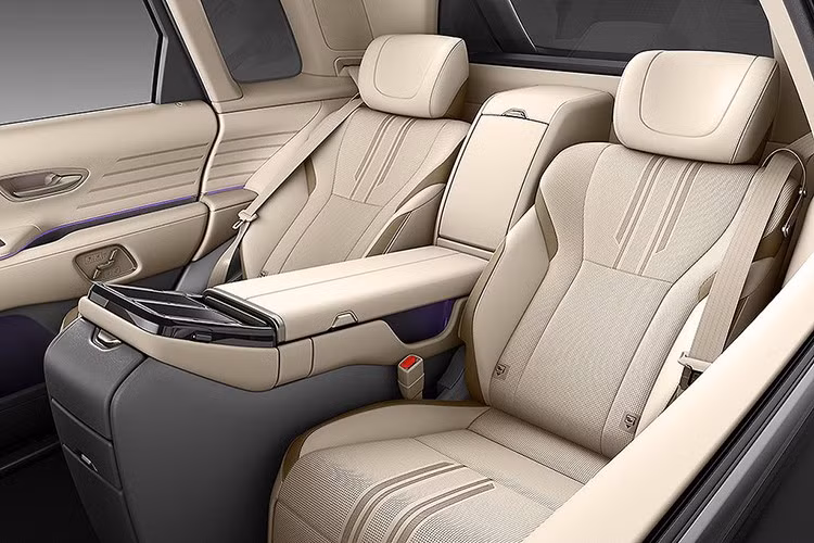 Đáng tiếc là thiết kế nội - ngoại thất của Toyota Century SUV 2026 không có gì thay đổi so với phiên bản cũ vốn đã ra mắt vào tháng 9/2023. Với chiều dài lên tới 5.205 mm, mẫu xe này thường được ví như “Rolls-Royce Cullinan của người Nhật”. Xe cũng có nhiều tùy chọn cá nhân hóa cao cấp, kể cả chế tạo theo đơn đặt hàng riêng.