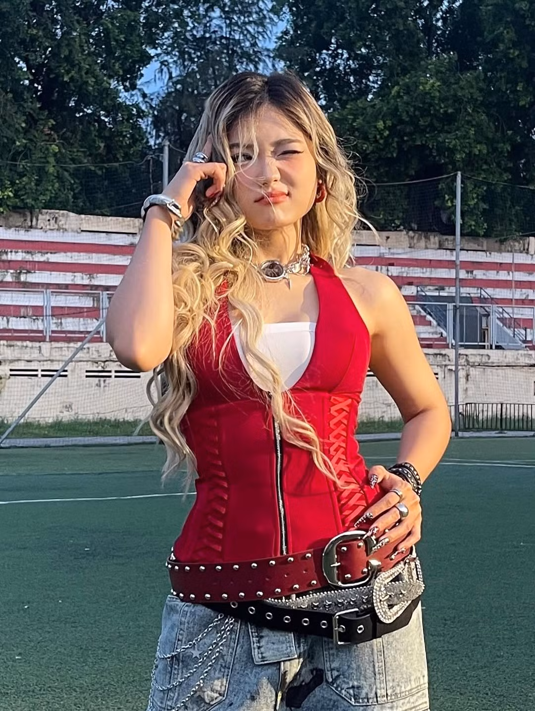 Màn khoe dáng đầy ấn tượng này của Danmy chắc chắn sẽ là một chủ đề nóng trong nhiều ngày tới. Người hâm mộ đang rất mong chờ những sản phẩm âm nhạc tiếp theo của cô, để xem liệu sự "lột xác" về hình ảnh có đi đôi với một cá tính âm nhạc mạnh mẽ và gai góc hơn không.