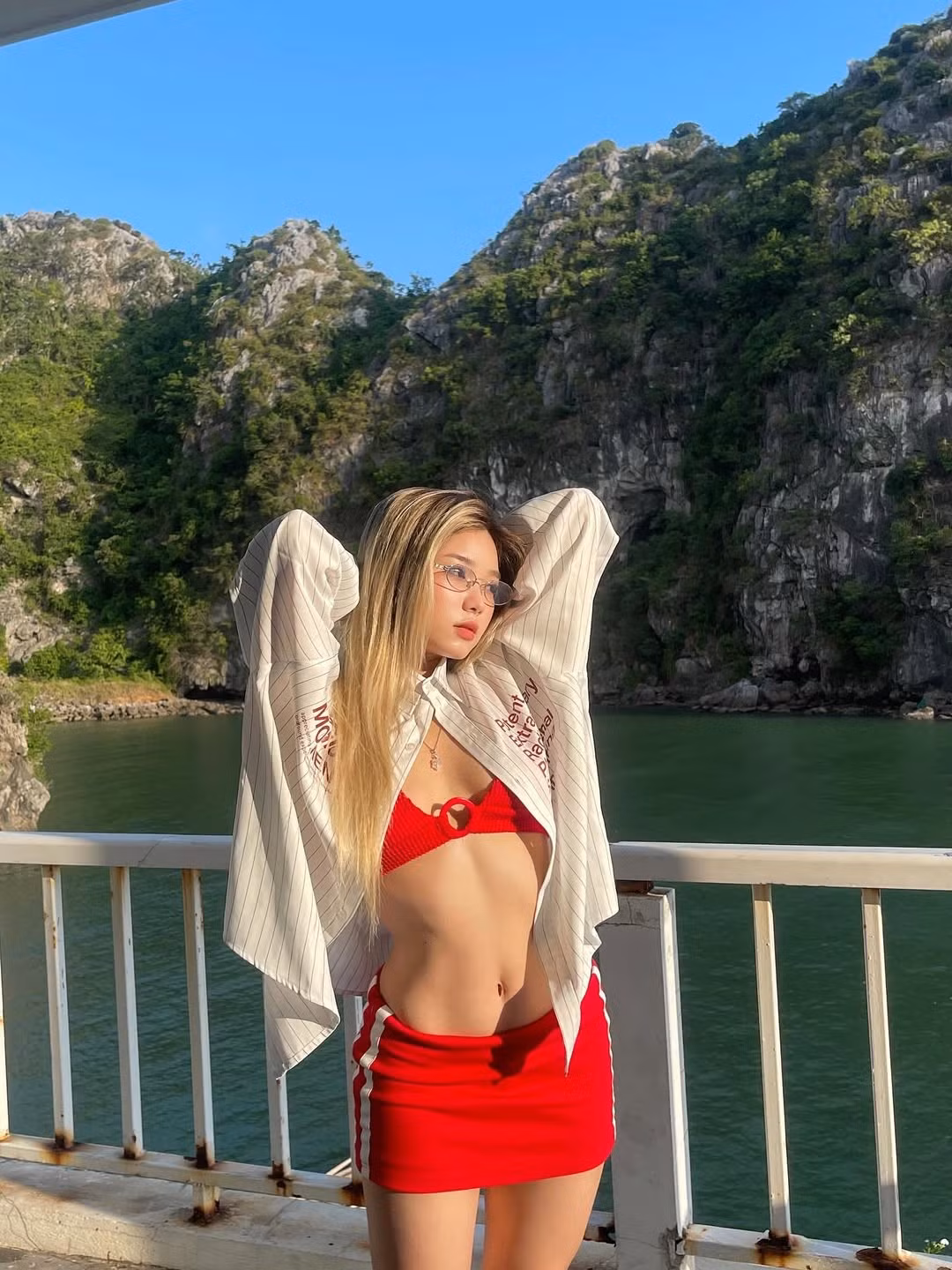 Trên trang cá nhân, nữ rapper đã tự tin đăng tải những hình ảnh khoe dáng trong trang phục gợi cảm, ngay lập tức thu hút sự chú ý lớn từ người hâm mộ.