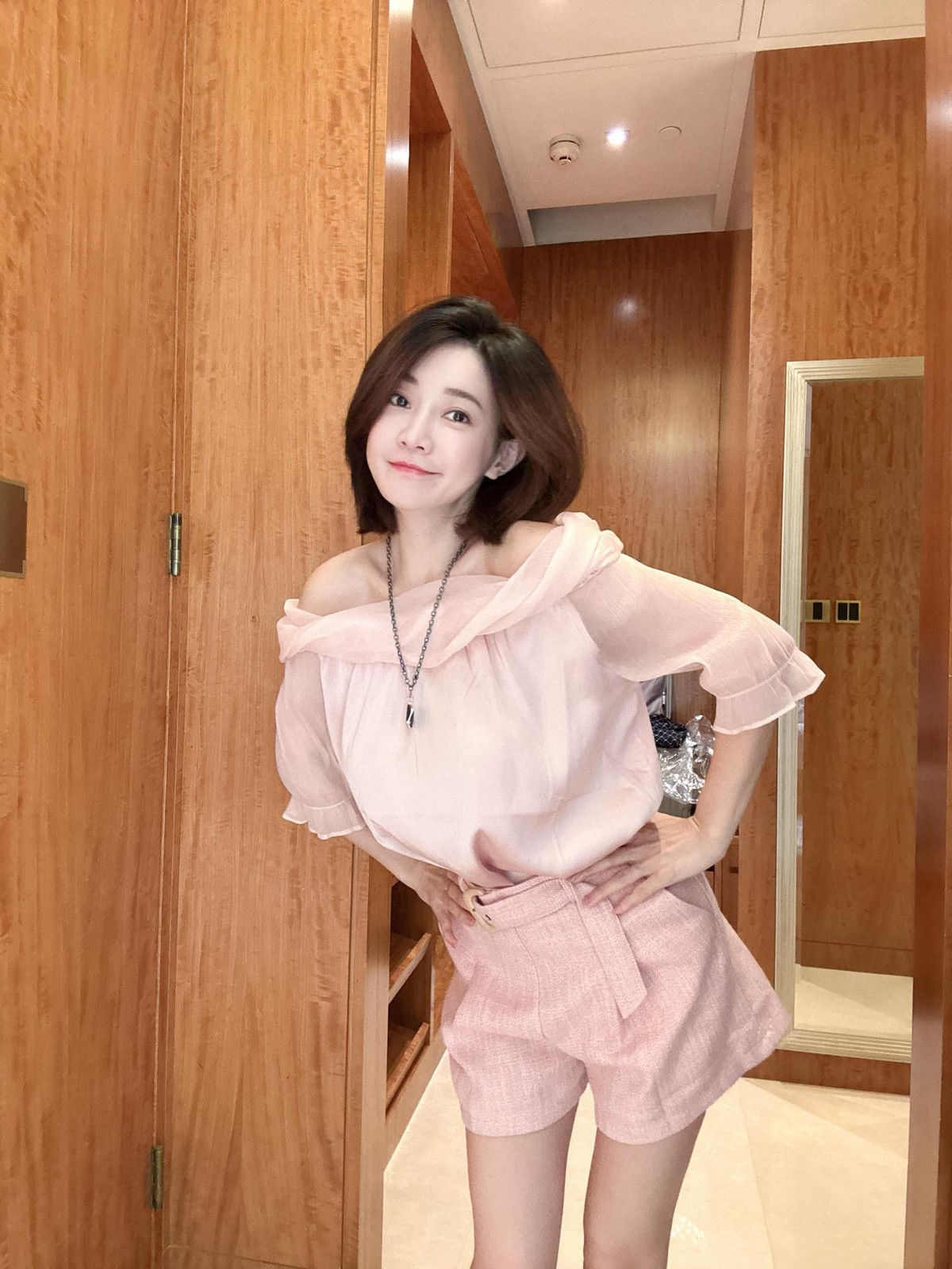 Ngay trong tháng đầu tiên livestream, Phi Phi thu về số tiền khổng lồ lên đến hơn 400 triệu VND khi quy đổi. Tuy nhiên, nữ YouTuber khẳng định trong suốt thời gian hoạt động, cô luôn giữ nguyên tắc, không vượt qua ranh giới.