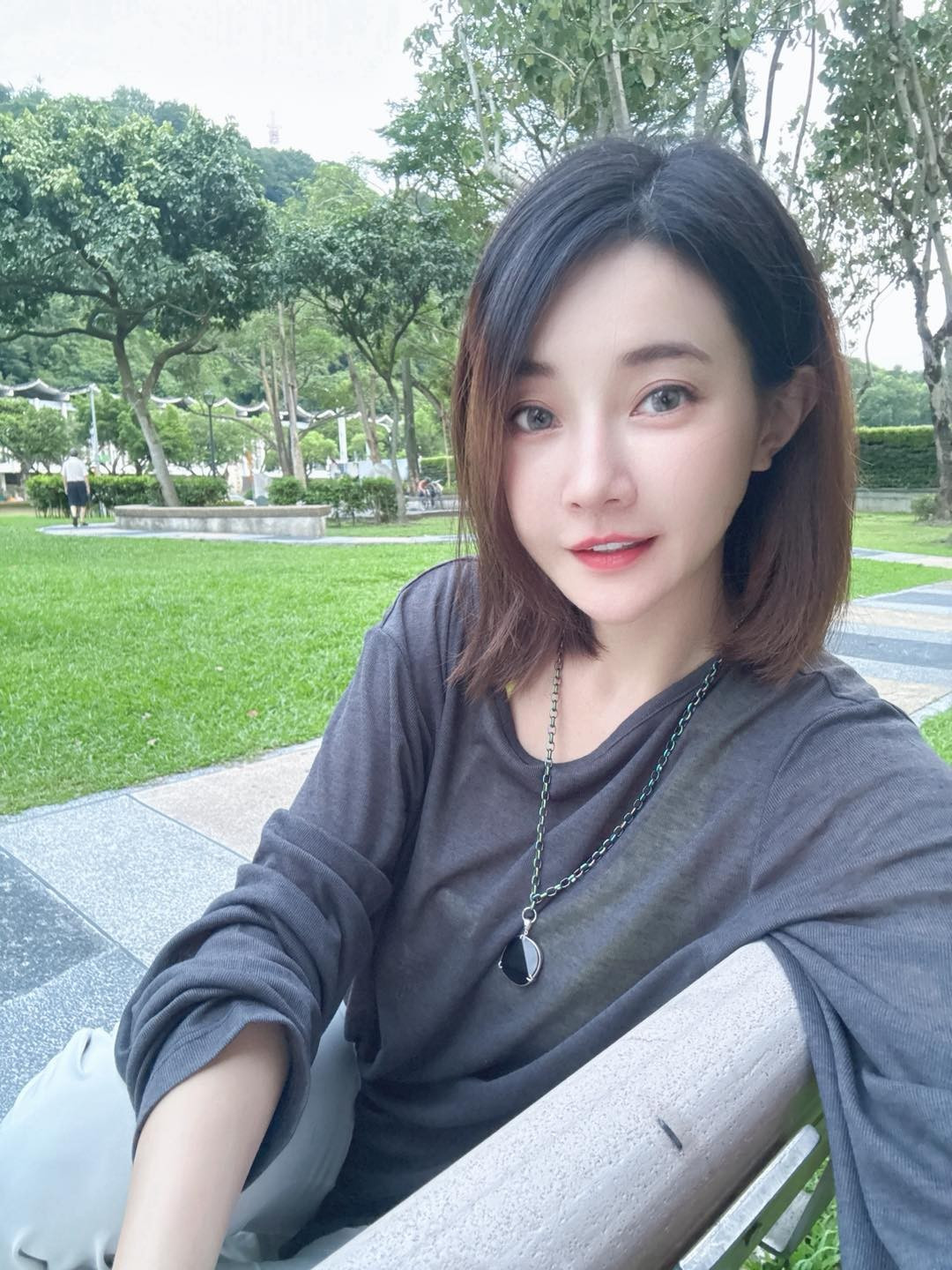 Bế tắc và chịu nhiều áp lực, Phi Phi đã nghe theo lời giới thiệu của bạn bè và quyết định thử sức với công việc livestream. Nữ YouTuber thừa nhận ngay từ đầu đã chọn hình tượng gợi cảm theo phong cách thần tượng của mình thời còn nhỏ.