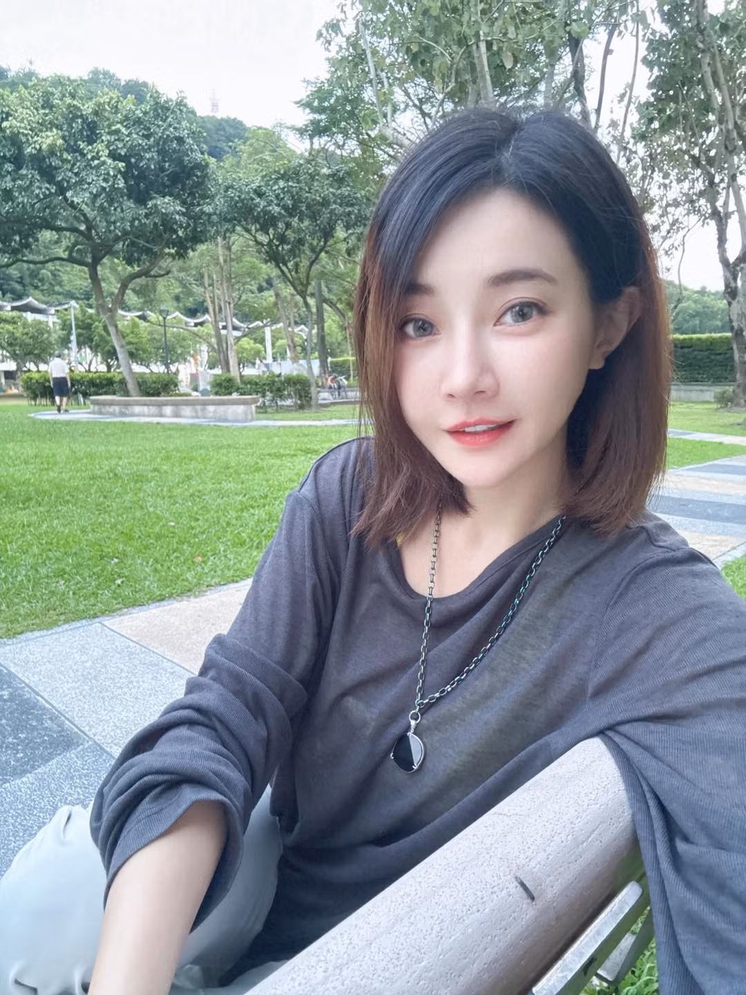 Bế tắc và chịu nhiều áp lực, Phi Phi đã nghe theo lời giới thiệu của bạn bè và quyết định thử sức với công việc livestream. Nữ YouTuber thừa nhận ngay từ đầu đã chọn hình tượng gợi cảm theo phong cách thần tượng của mình thời còn nhỏ.