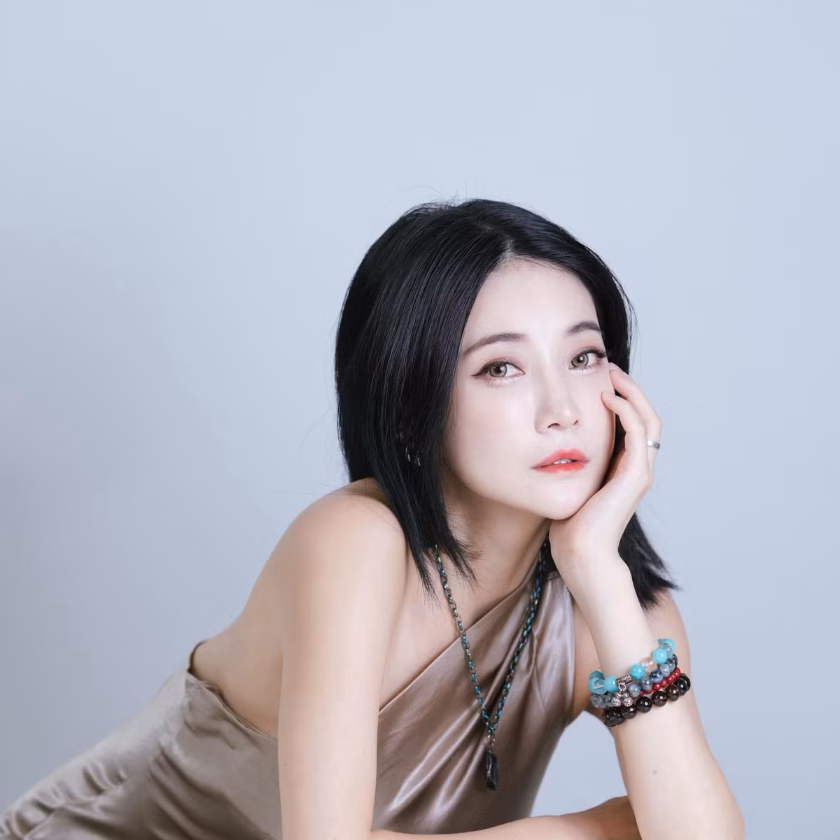 Cùng lúc đó, Phi Phi cũng lần đầu tiết lộ bản thân thực chất là mẹ của hai đứa trẻ, khiến cộng đồng mạng không khỏi ngỡ ngàng.