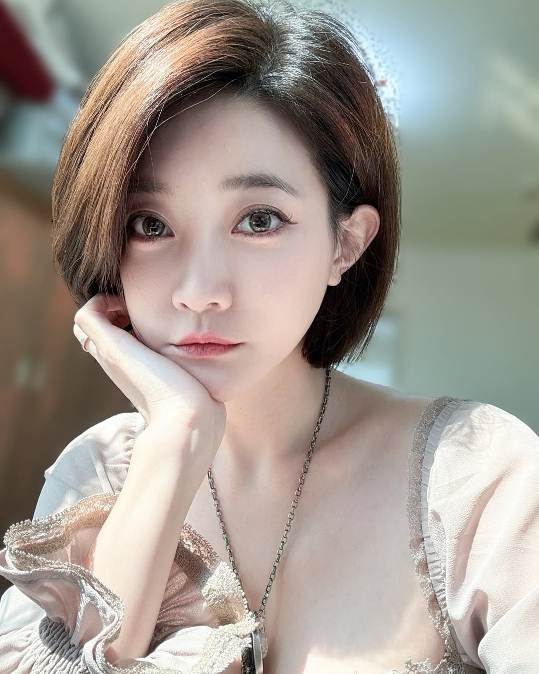 Thời gian gần đây, sau khi tham gia một chương trình, cô nàng YouTuber nhanh chóng gây bão trên các diễn đàn lớn và được tung hô là 'nữ thần' nhờ thần thái thanh thoát cùng hình thể nóng bỏng của bản thân.