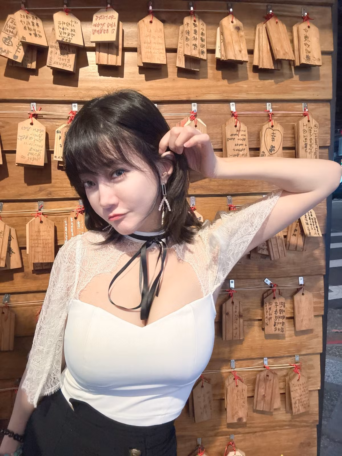 Trong video, Phi Phi thẳng thắn thừa nhận từng tham gia nền tảng chụp ảnh gợi cảm từ năm 2019 và chỉ trong vòng 1 tháng đã kiếm được khoảng 300-400 triệu VND.