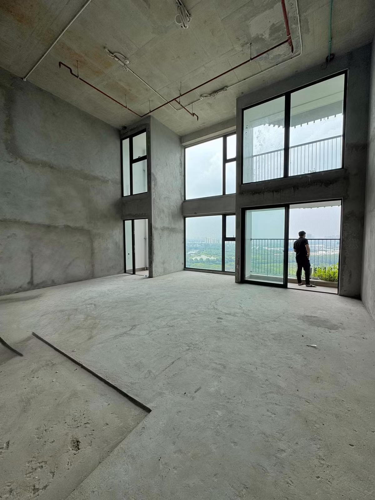 Trong hình, cựu hot girl Hà thành ăn mặc giản dị, trên tay cầm theo một tập giấy và di chuyển đến rất nhiều nơi trong căn nhà. Căn hộ đang trong quá trình hoàn thiện nhưng chỉ cần nhìn diện tích ai cũng có thể đoán được nó có giá trị đắt đỏ như thế nào.