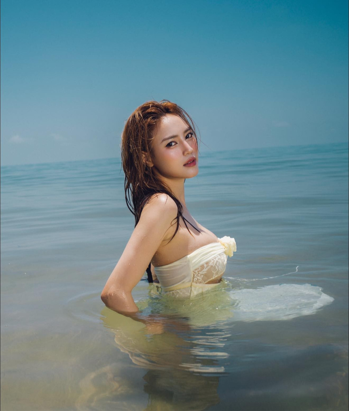 Trong thiết kế đàm màu vàng neon, o ép vòng 1, Lan Ngọc khoe vóc dáng săn chắc, vòng 1 căng tràn, làn da nâu khỏe khoắn.