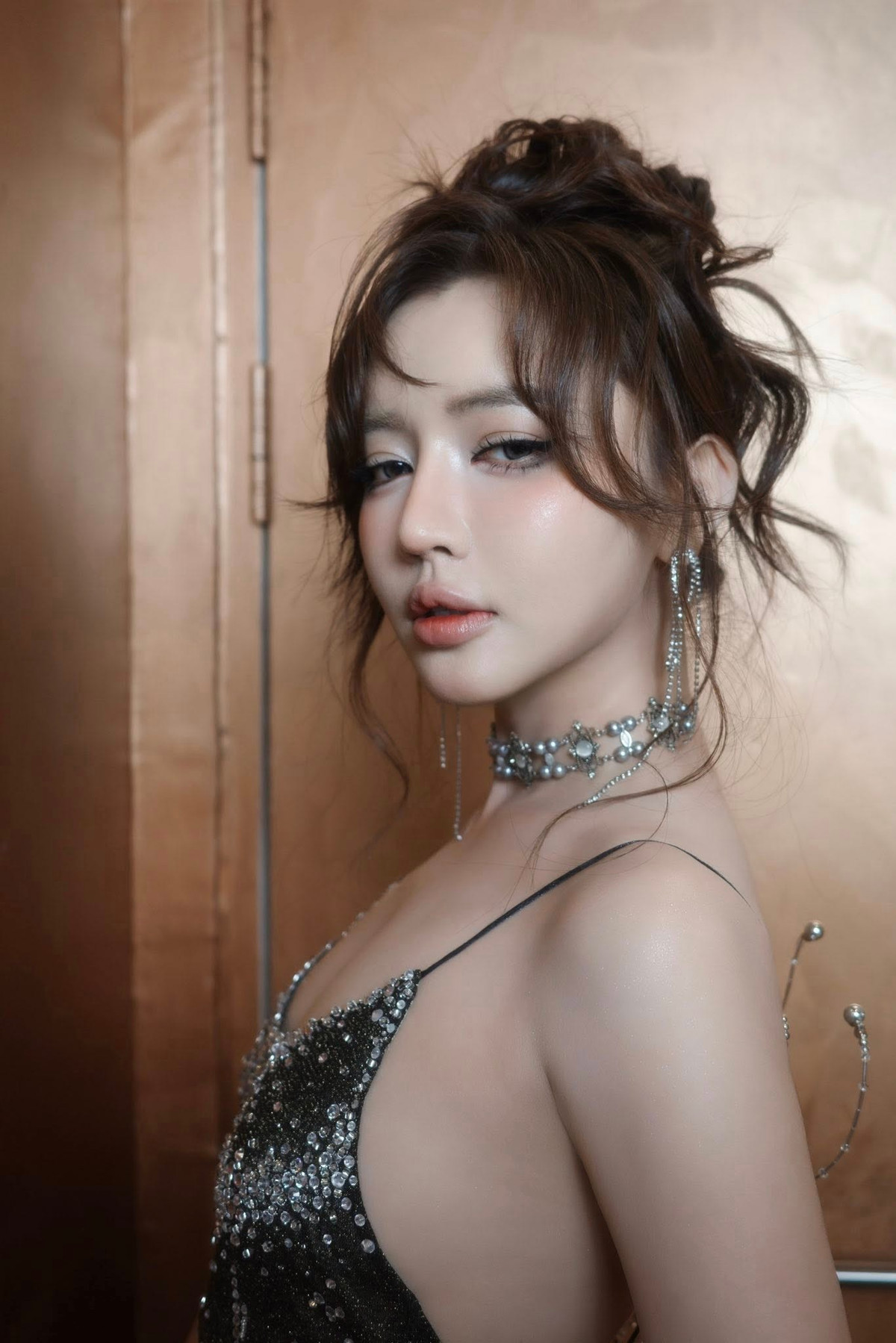 Bài đăng của Bích Phương nhanh chóng đạt gần 25.000 lượt tương tác và bình luận. Một fan bình luận: "Chị Phương không còn lầy nữa, giờ là nữ hoàng gợi cảm luôn!".